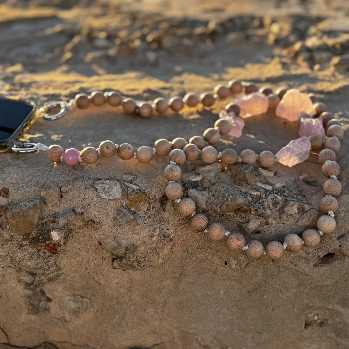 chaîne de téléphone portable SOULBEADS en bois de rose et quartz